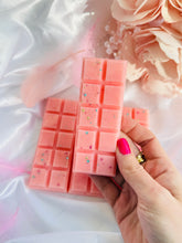Load image into Gallery viewer, Vanilla Candy Rock Sugar (Kayali) Snapbar