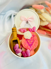 Load image into Gallery viewer, Lion &amp; Rose Pretty Pots (Rhubarb &amp; Rose)
