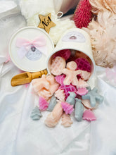 Load image into Gallery viewer, Lion &amp; Rose Pretty Pots (Cashmere &amp; Snowflakes)
