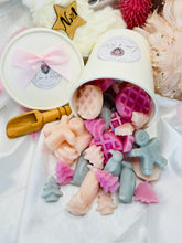 Load image into Gallery viewer, Lion &amp; Rose Pretty Pots (Cashmere &amp; Snowflakes)

