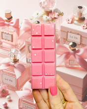 Load image into Gallery viewer, La Vie Est Belle Snapbar
